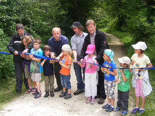 Kinder freuen sich über neuen Walderlebnispfad bei Kolbingen – Rundweg verbindet Spielplatz Greutlebuche und die Höhle